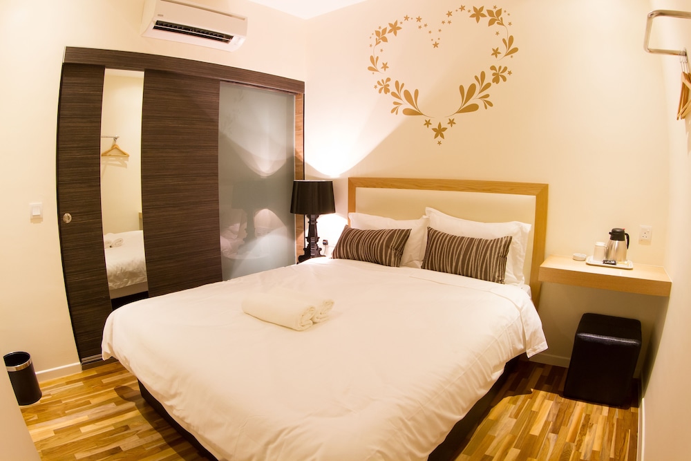STANDARD, QUEEN BED