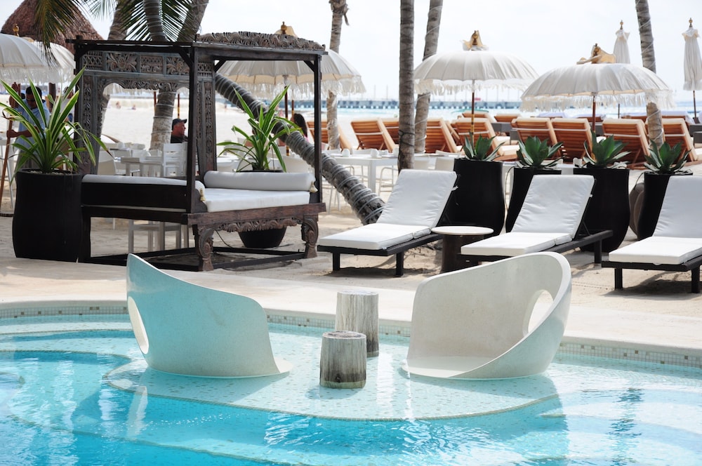 El Taj Oceanfront & Beachside Condo Hotel 69/74