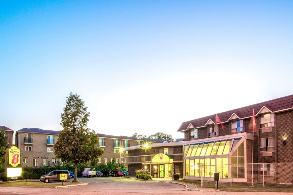 Super 8 by Wyndham Toronto East ON 40/50