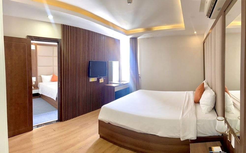 3 BEDROOMS, SUITE, CITY VIEW