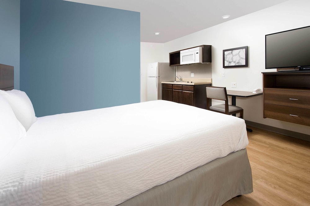 STANDARD, QUEEN BED, SOFA