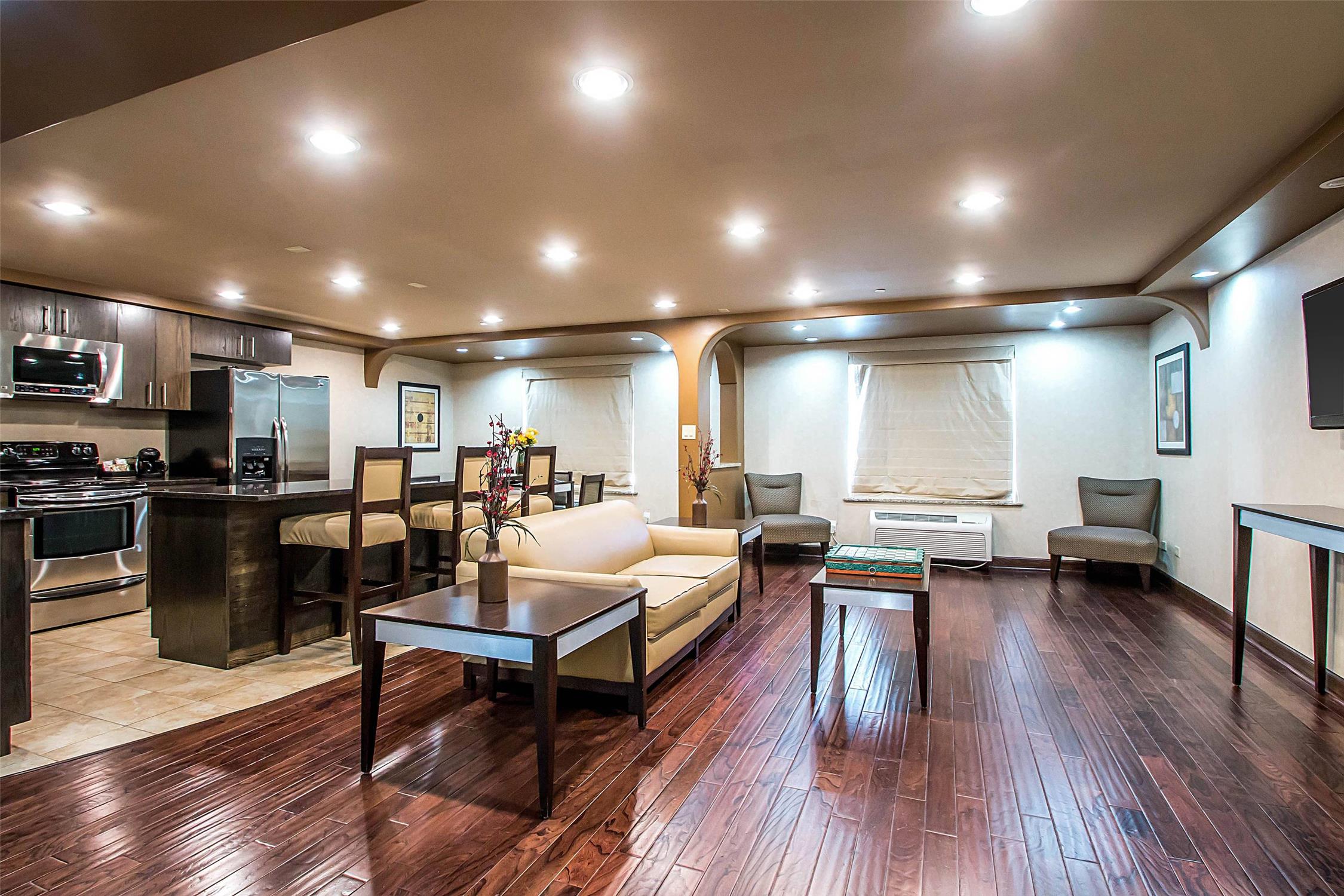 Clarion Inn Elmhurst - Oak Brook near I-88, I-290, I-294 23/43