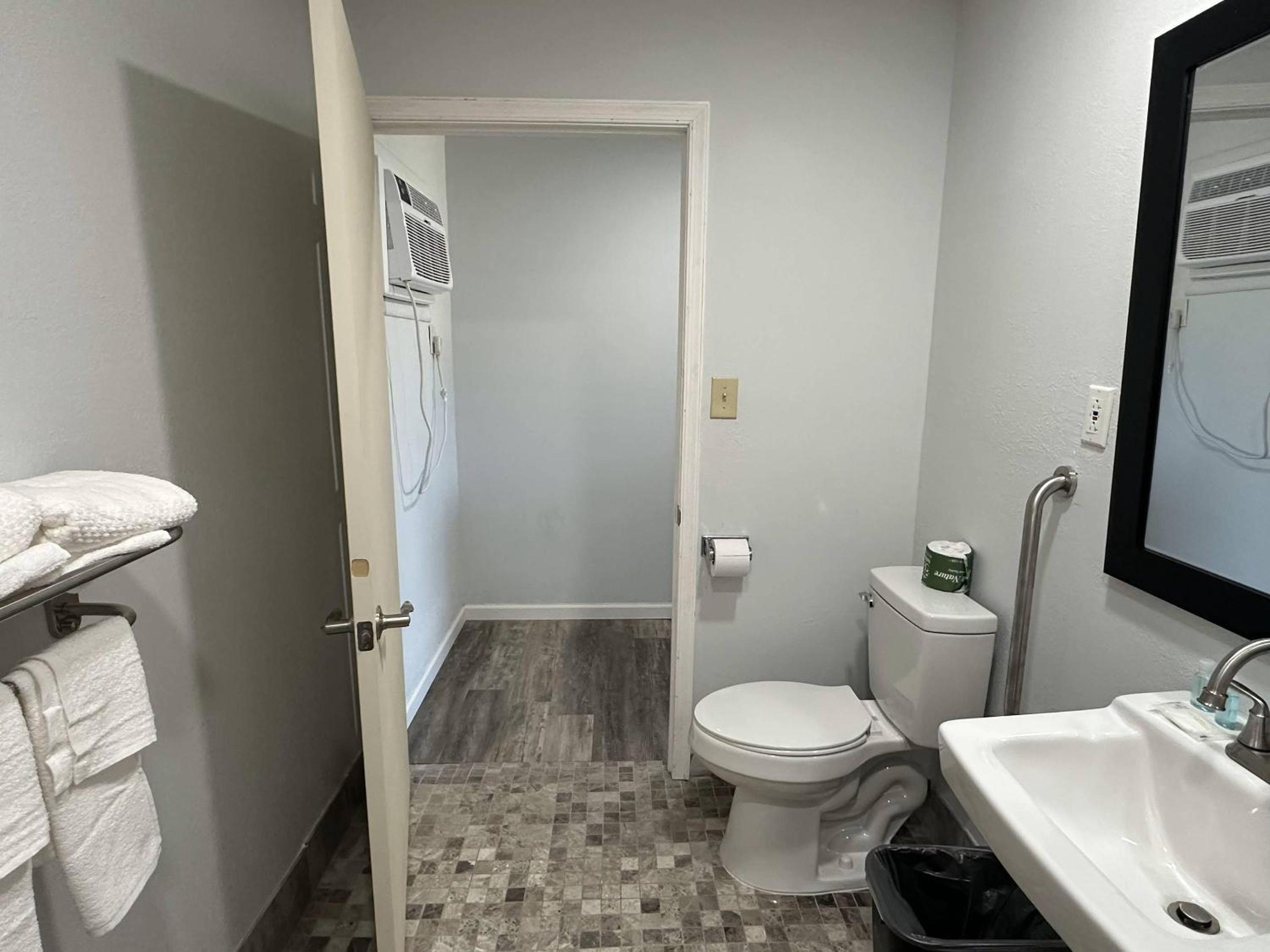 Suburban Studios Newport News - Hampton 44/49