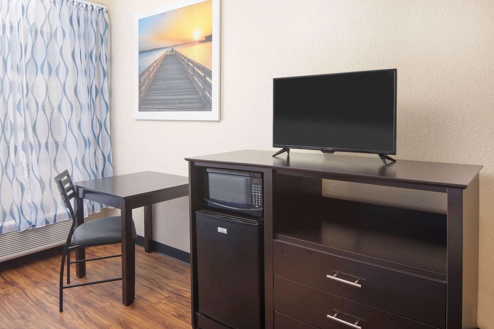 Days Inn by Wyndham Macon I-75 North 21/27
