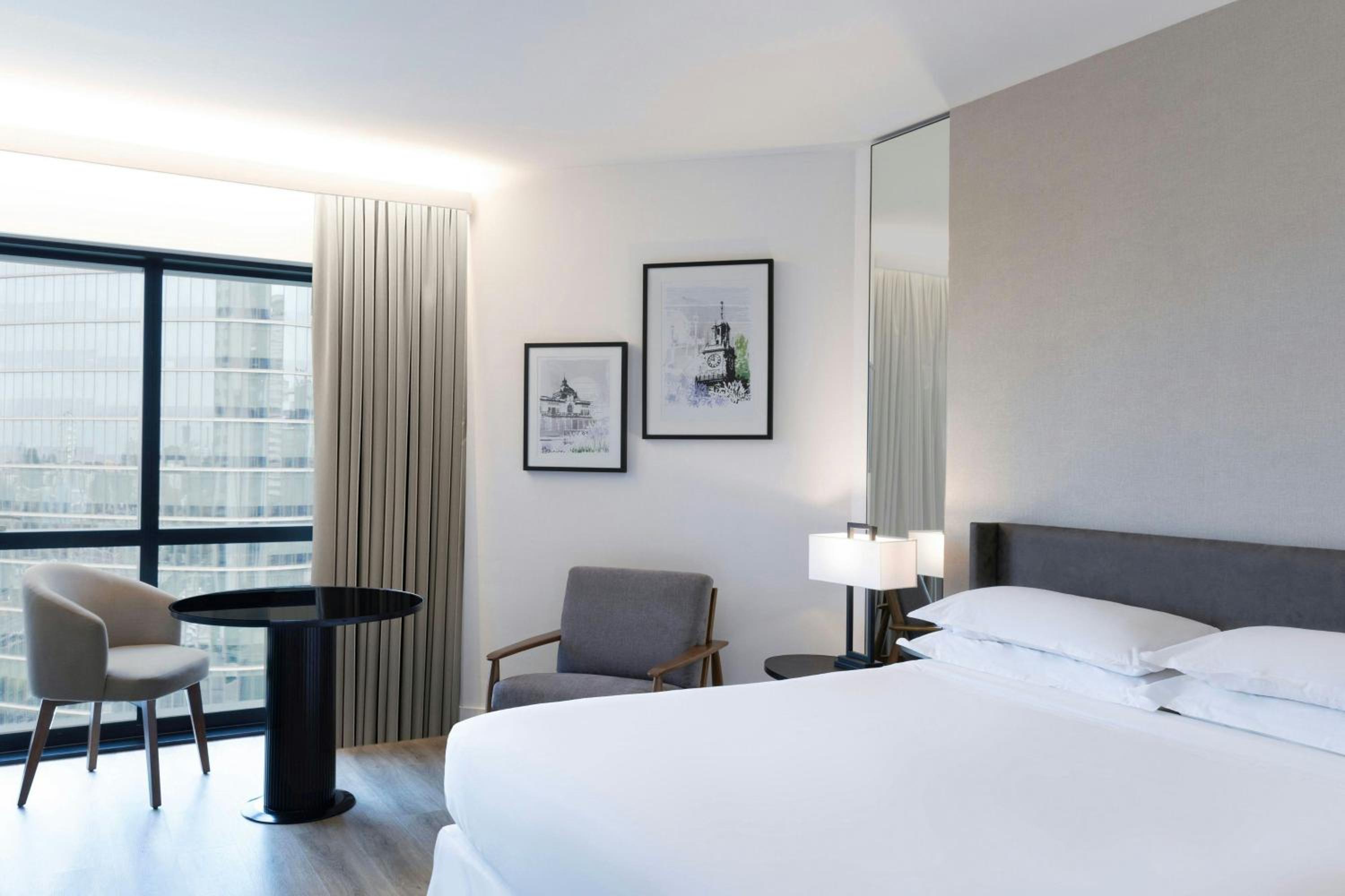 Guest Room, Superior, King Bed, Pool Access، Sheraton Buenos Aires Hotel And Convention Center 5/10