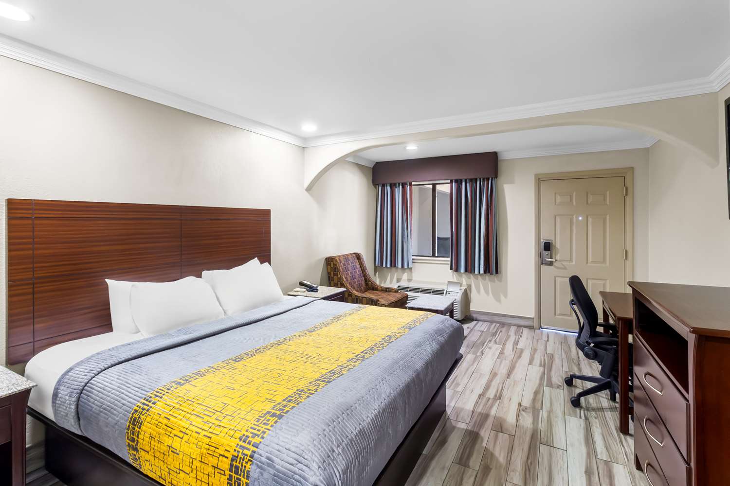 Mini, Suite, King Bed