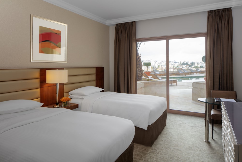 Grand Hyatt 20/76