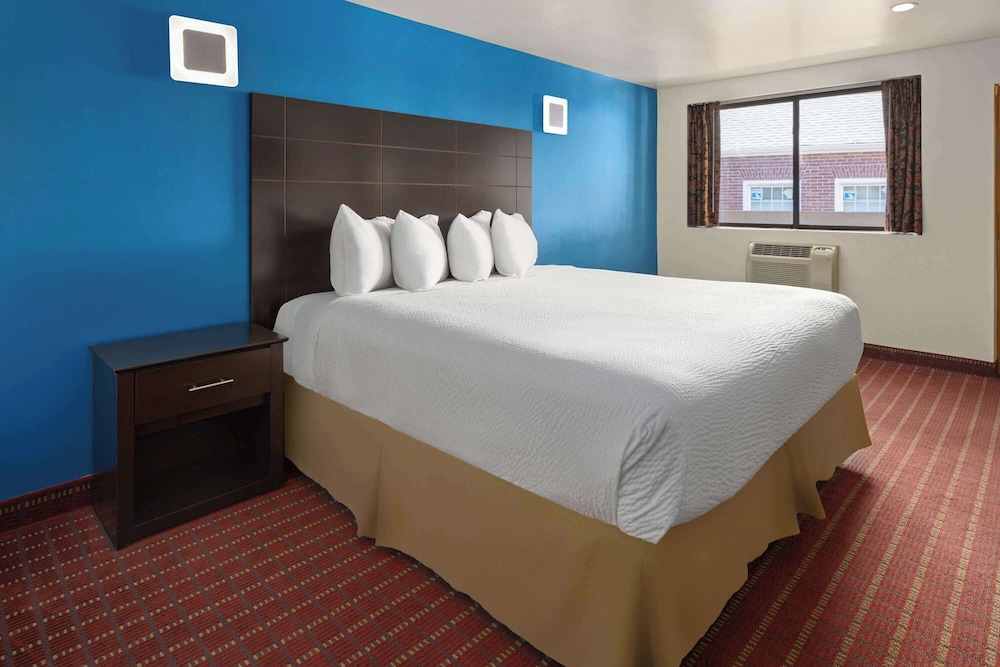 غرفة بسرير كينج للمدخنين، Travelodge by Wyndham Manhasset 2/5
