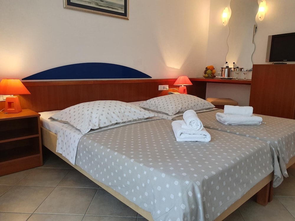 BRZET HOTEL OMIS 17/50
