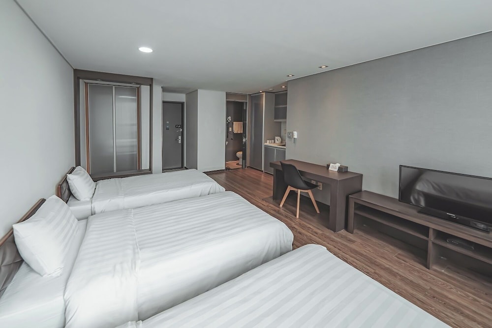 Brown Suites Sinchon Central 8/48