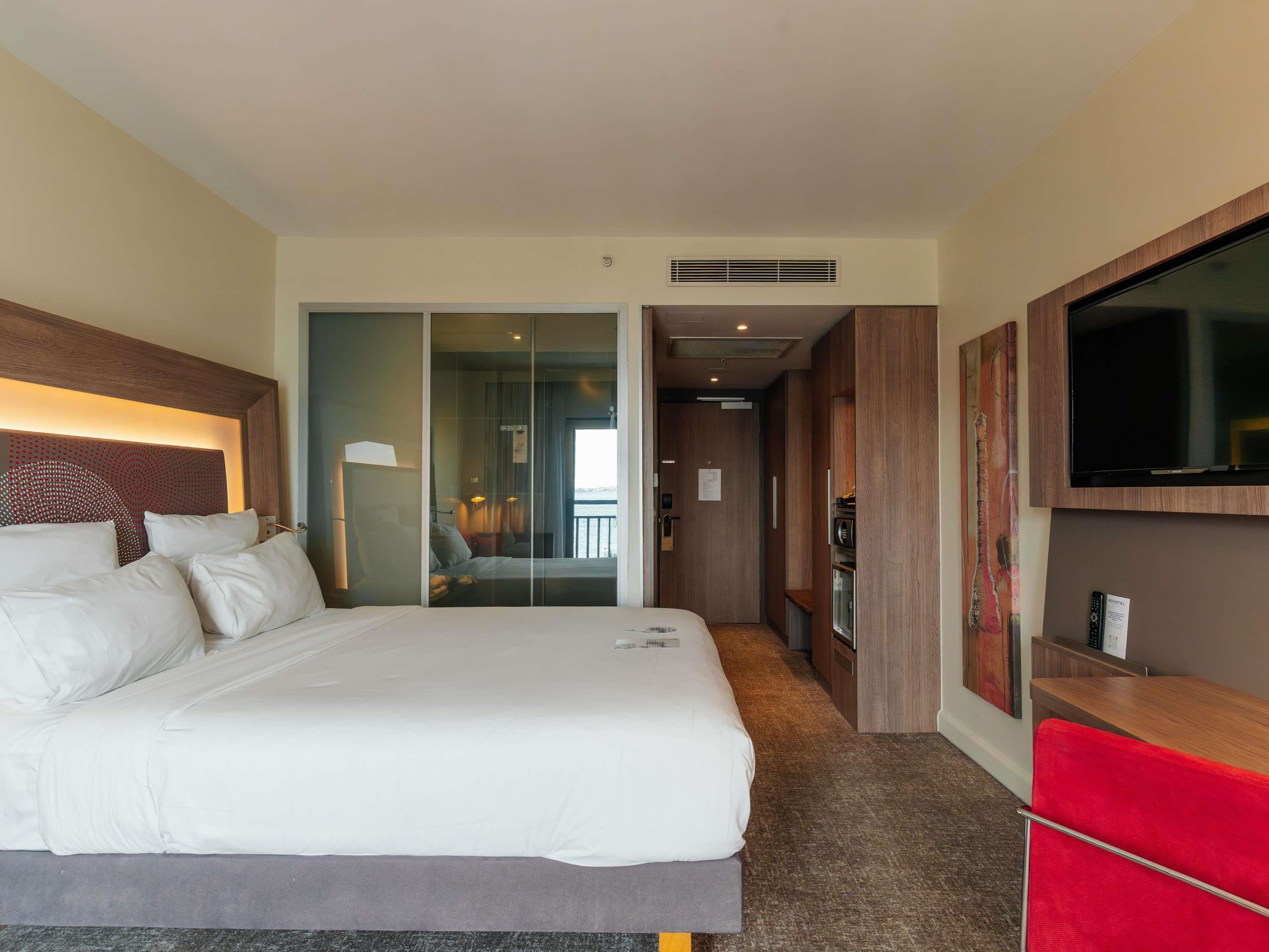 EXECUTIVE, QUEEN BED, SEA VIEW, SOFA