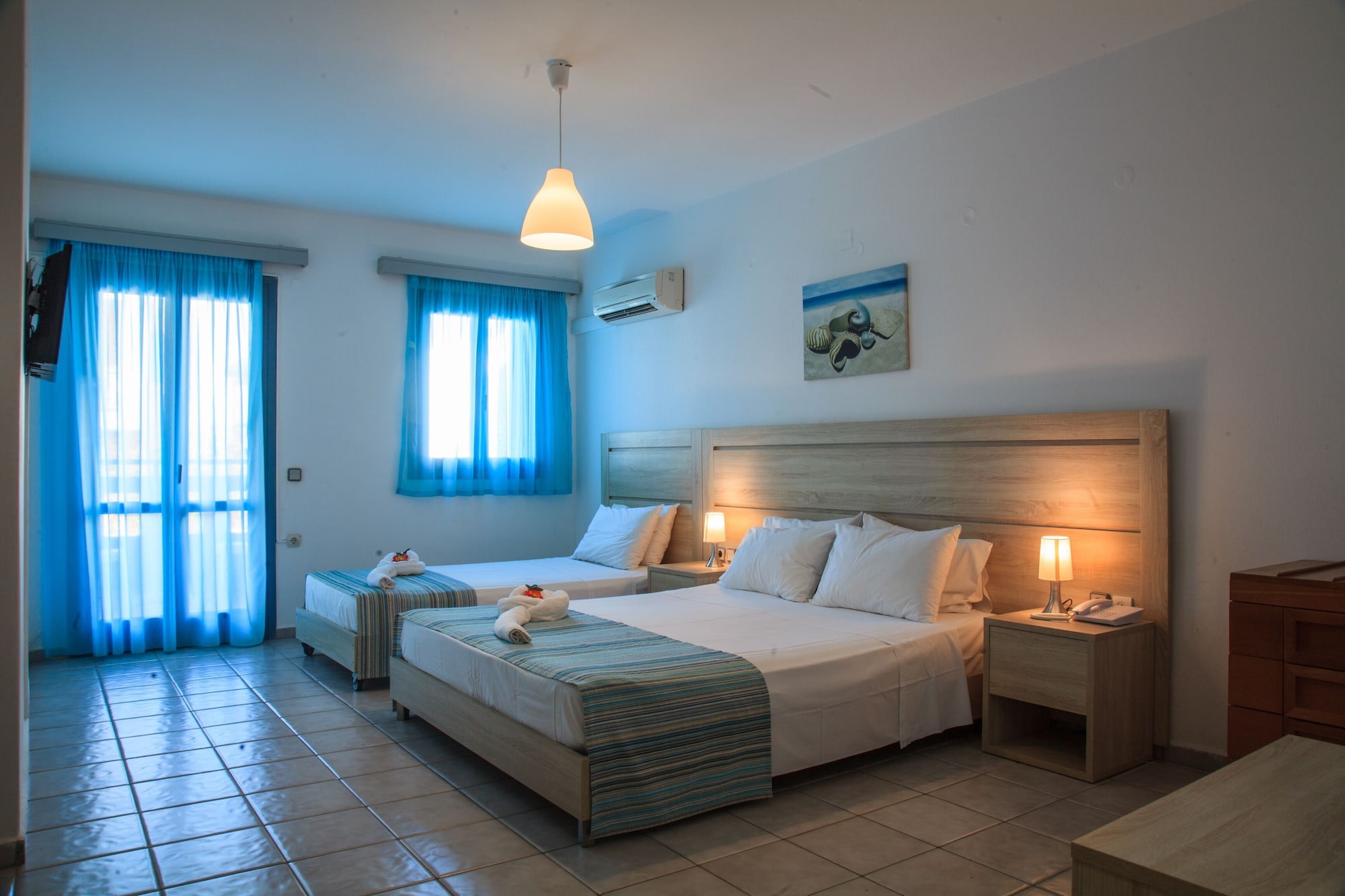 Room, Triple, 1 Double and 1 Single Bed, Lateral Side Sea View