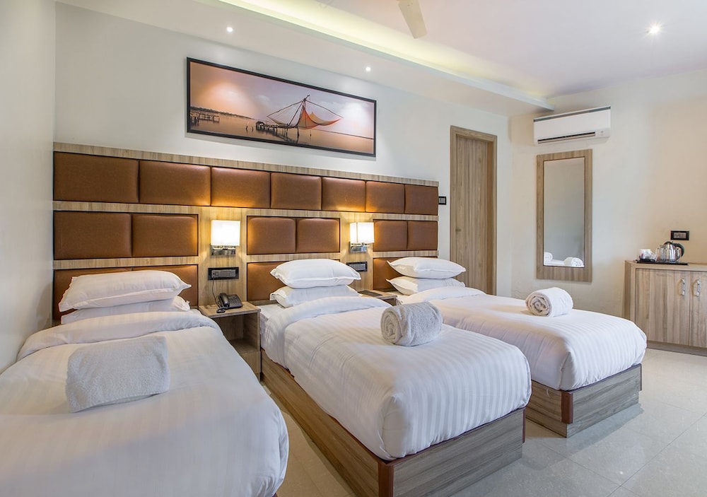 AURA ONE HOTEL 4/45