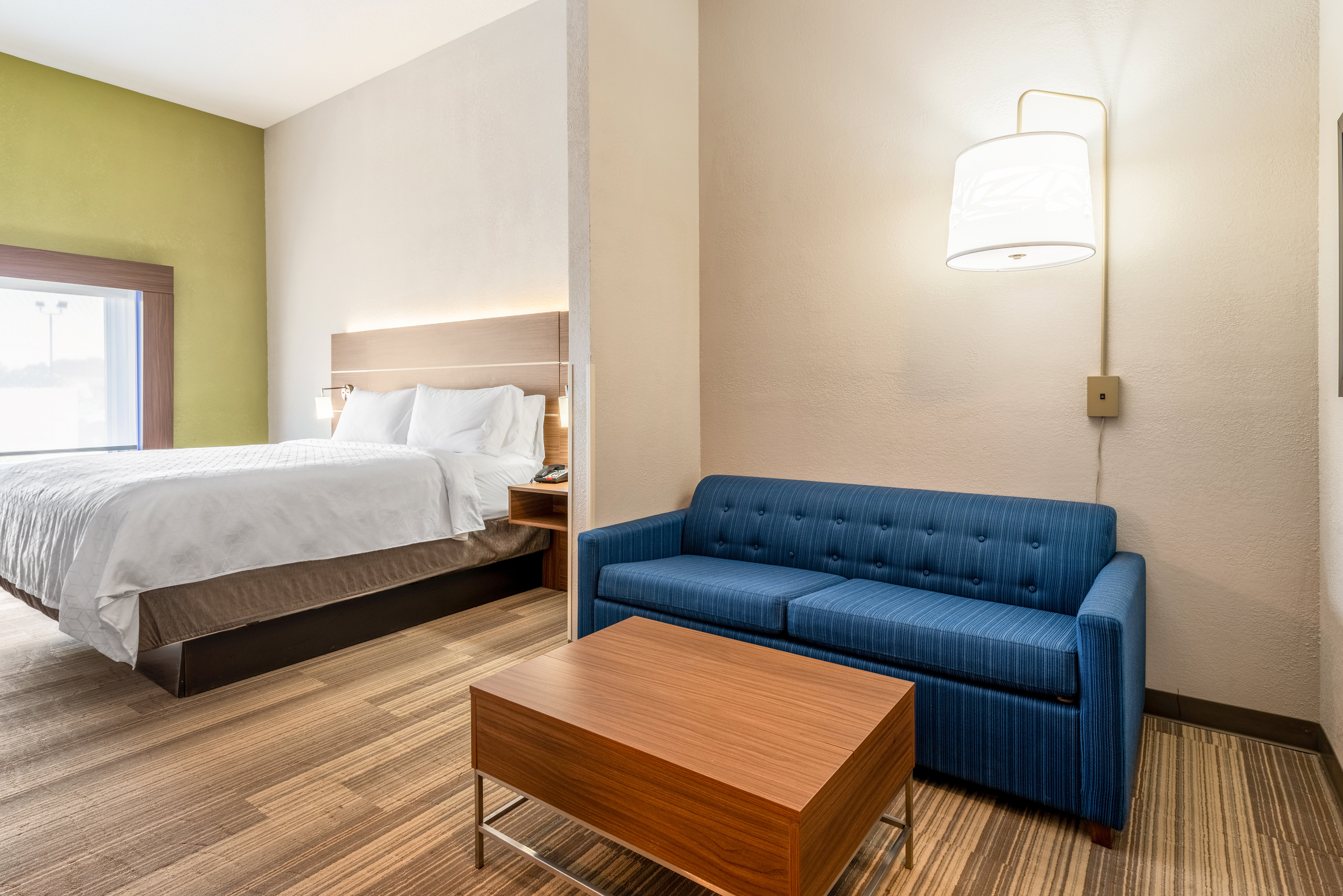 جناح بسرير كينج، Holiday Inn Express Hotel And Suites Statesville 2/3