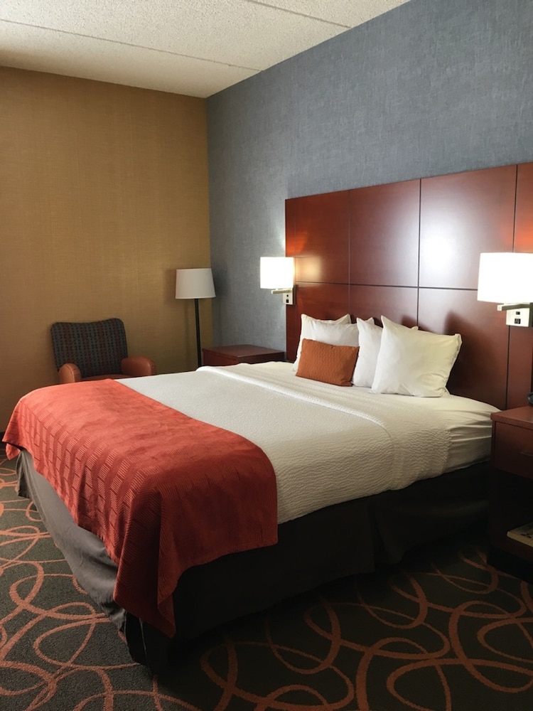 Best Western Plus Fresno Airport Hotel 12/68
