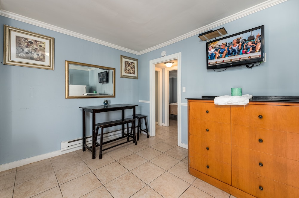 Boardwalk Hotel Charlee Beach House Rentals 4/50