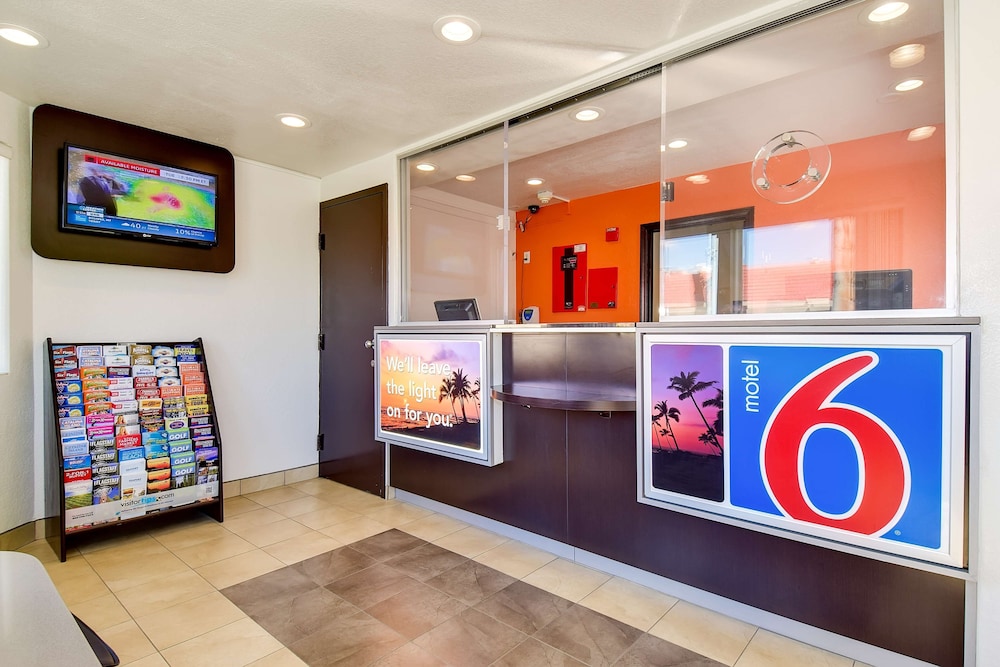 Motel6 Riverside, CA - South 13/51