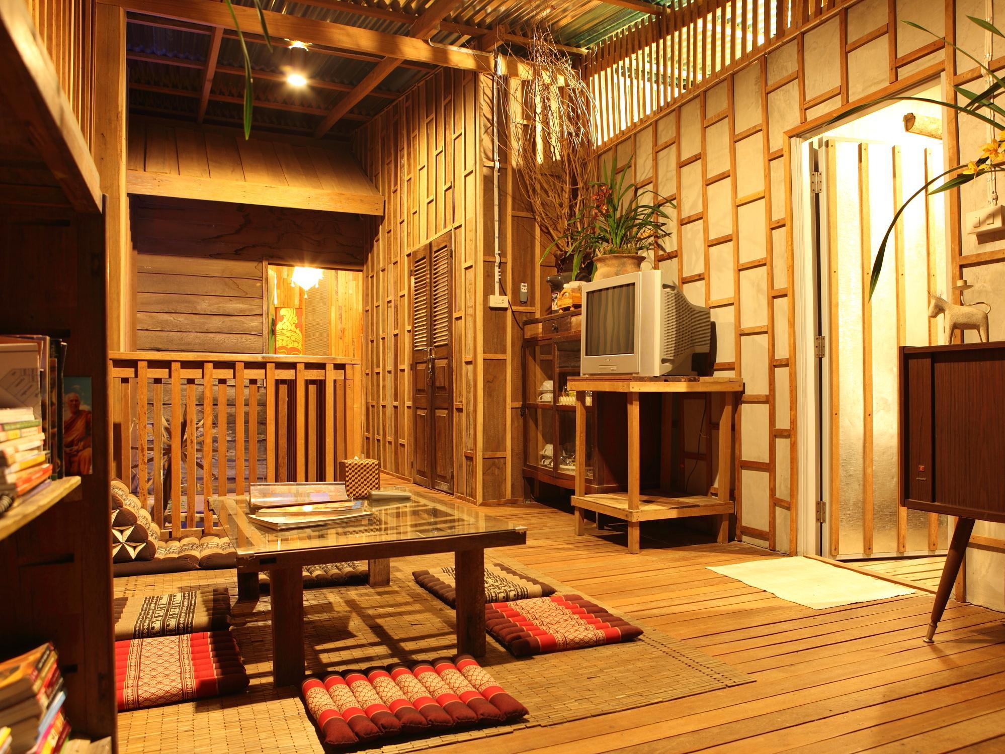 Husband & Wife Guesthouse 58/66