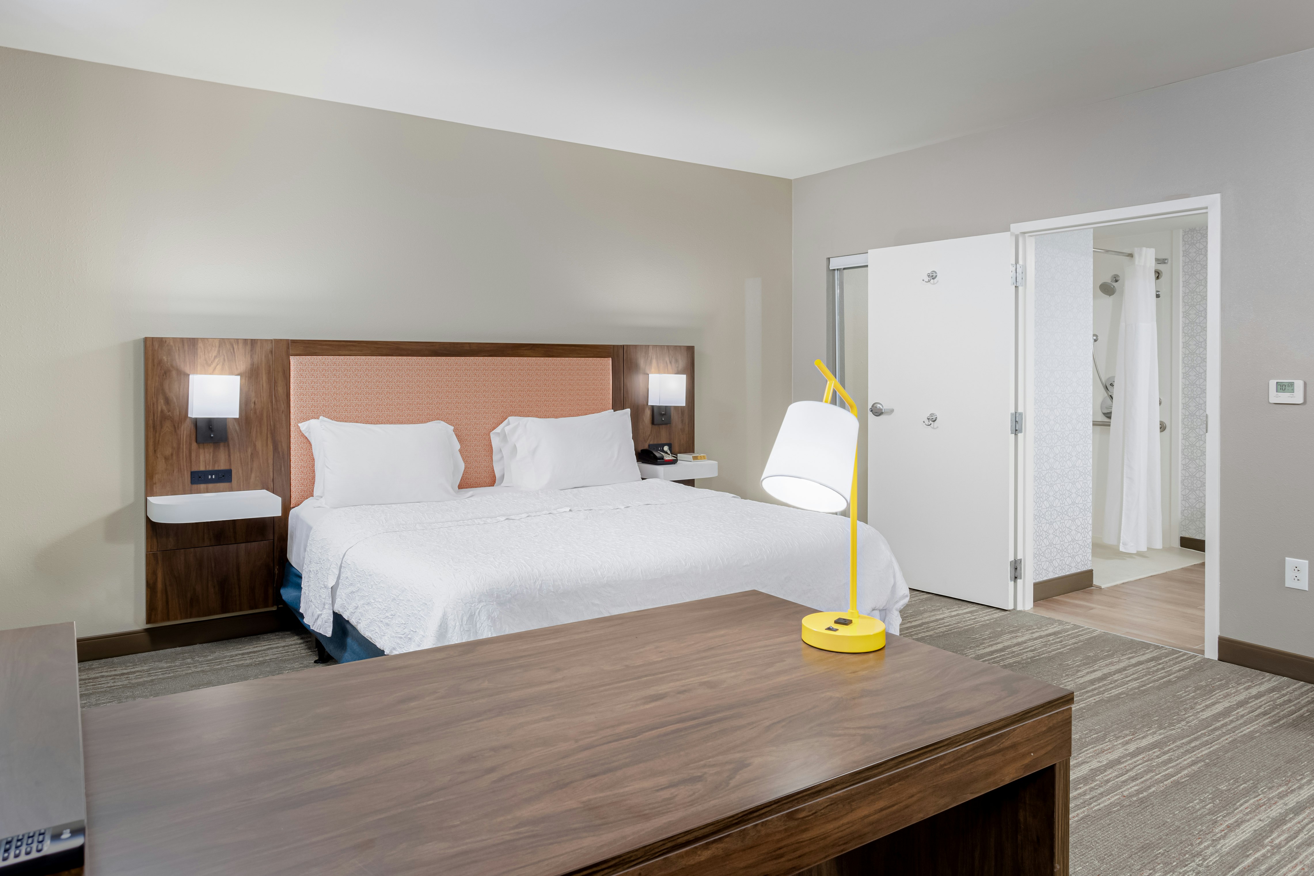 Studio, King Bed, Accessible