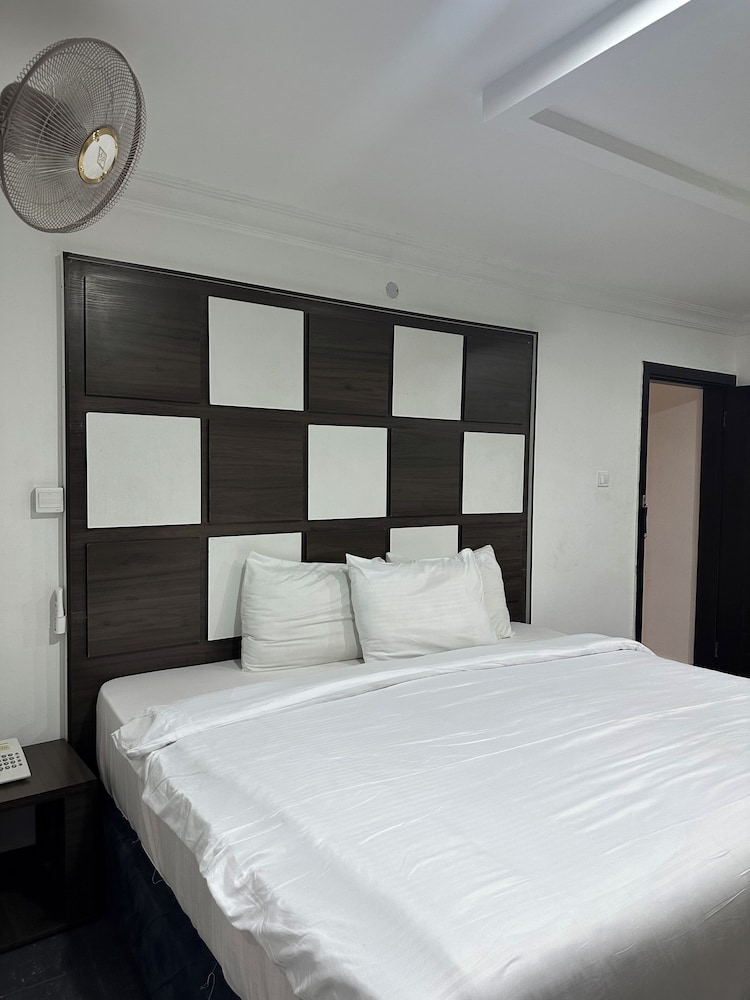 Foramot Suite 6/24