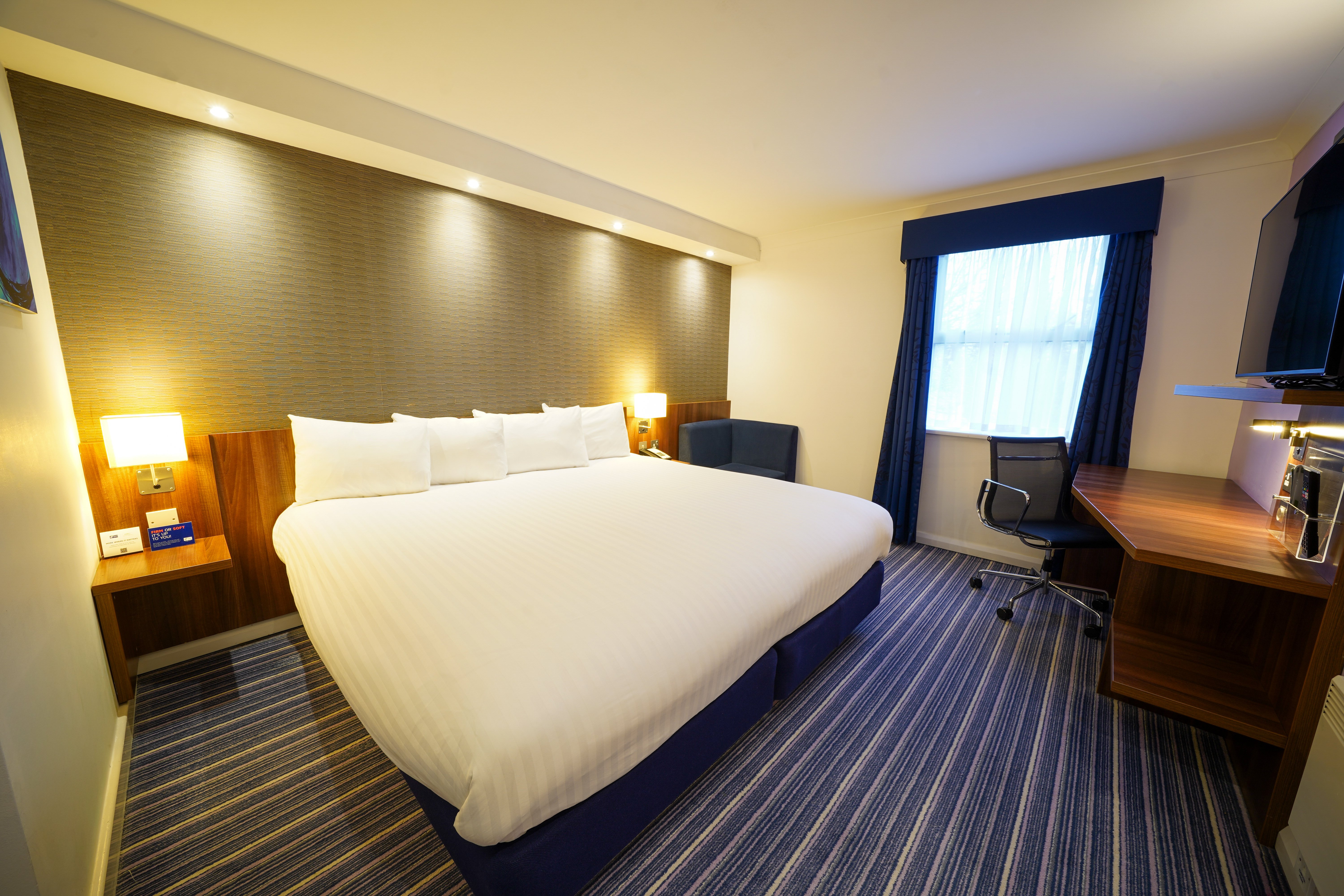 Holiday Inn Express Glenrothes 25/70