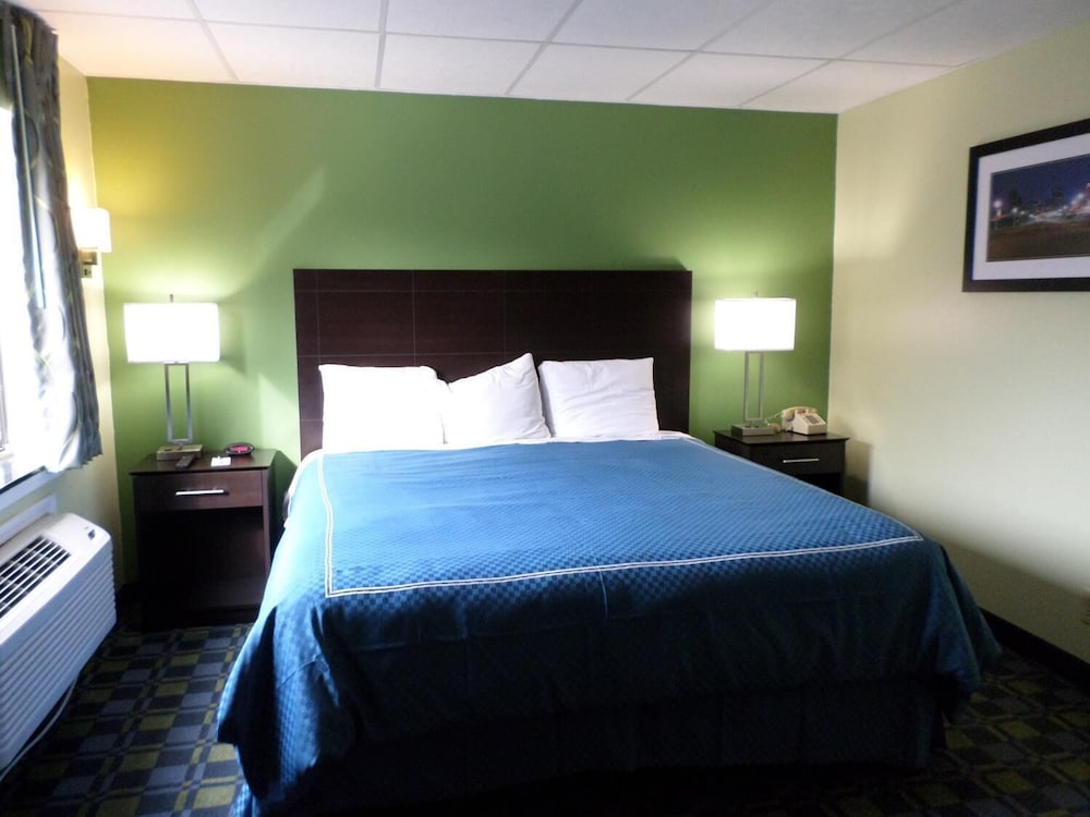 Travelodge by Wyndham Cleveland Lakewood 15/28