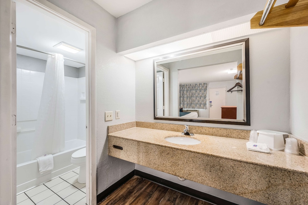 Motel6 Tupelo, MS - Downtown 30/37