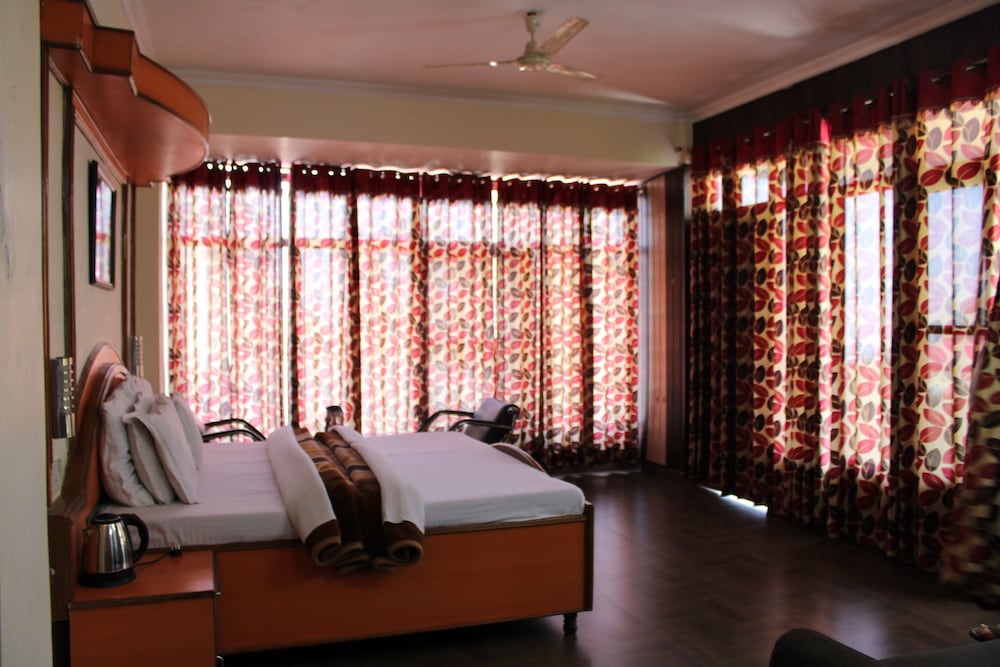 HOTEL PRESIDENT 27/49
