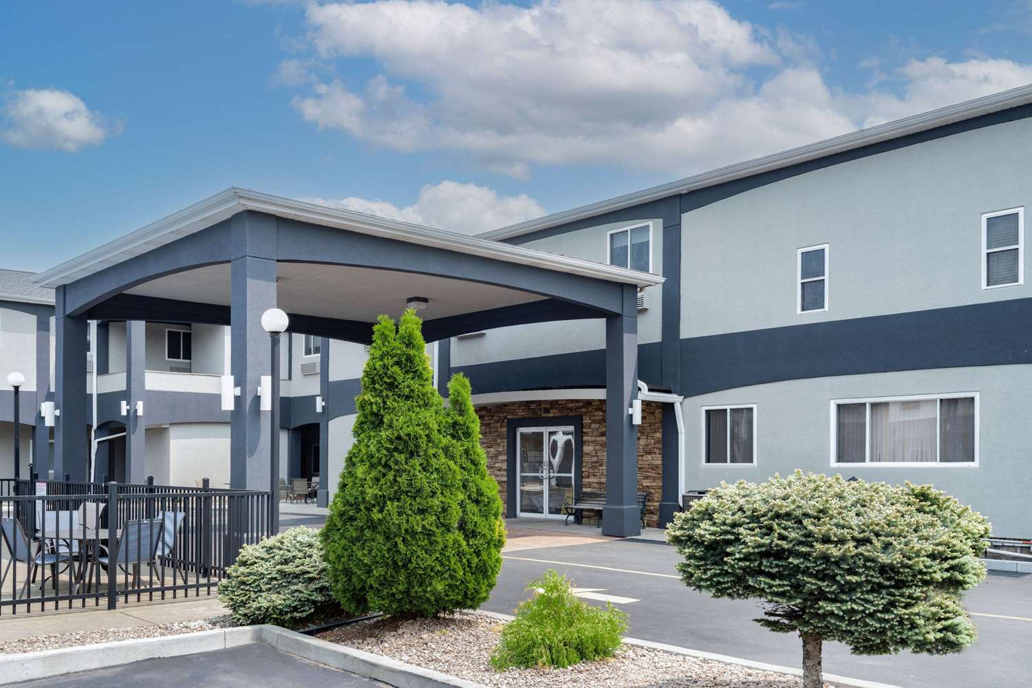 Days Inn and Suites By Wyndham Niagara Falls/Buffalo 3/40