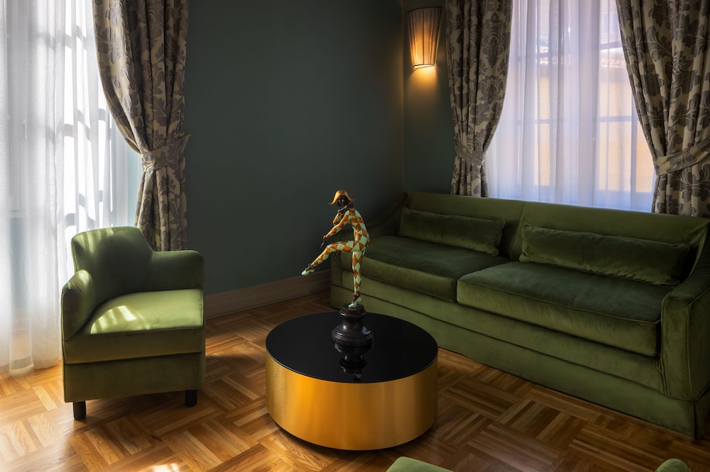 Hotel Number Nine 40/60