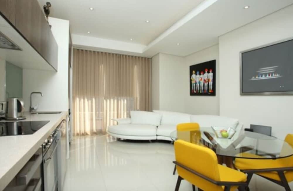 Sandton Skye Unit 702 20/50