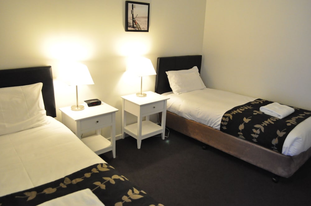 2 Bedrooms, Deluxe, Suite, 1 Single and 2 Double Beds, Kitchenette