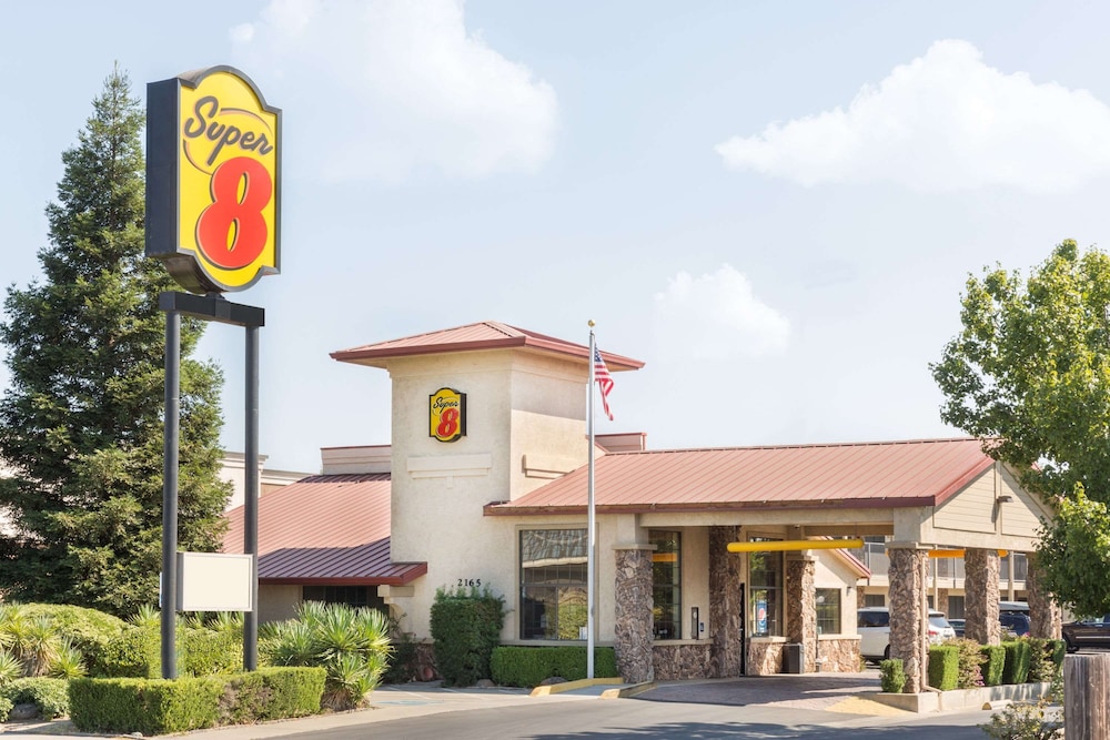 Super 8 by Wyndham Corning in CORNING - CA
