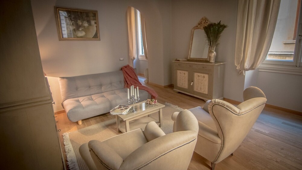 Breathtaking 4BD Apt 5min Walk to Duomo 23/33