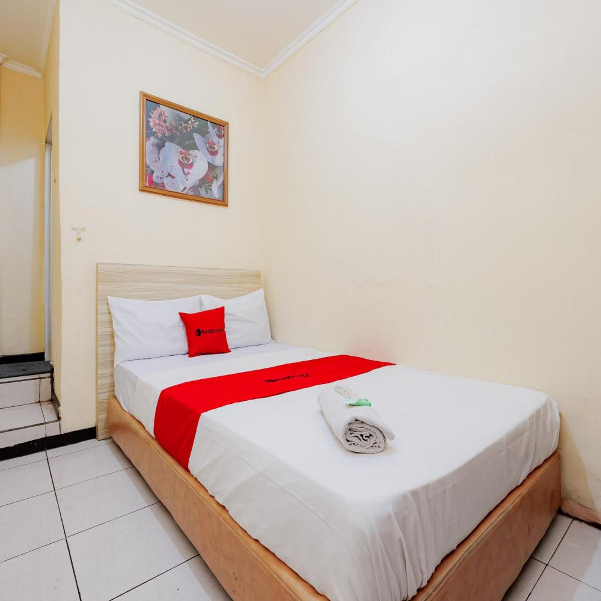RedDoorz near Istana Plaza 2 13/50