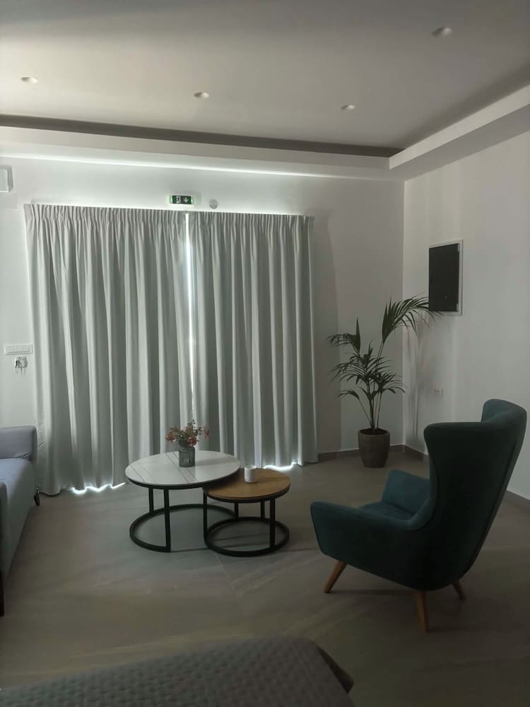 Socrates Apartments &amp; Restaurant 39/48