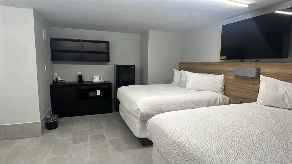 Days Inn & Suites by Wyndham Texas City 26/52