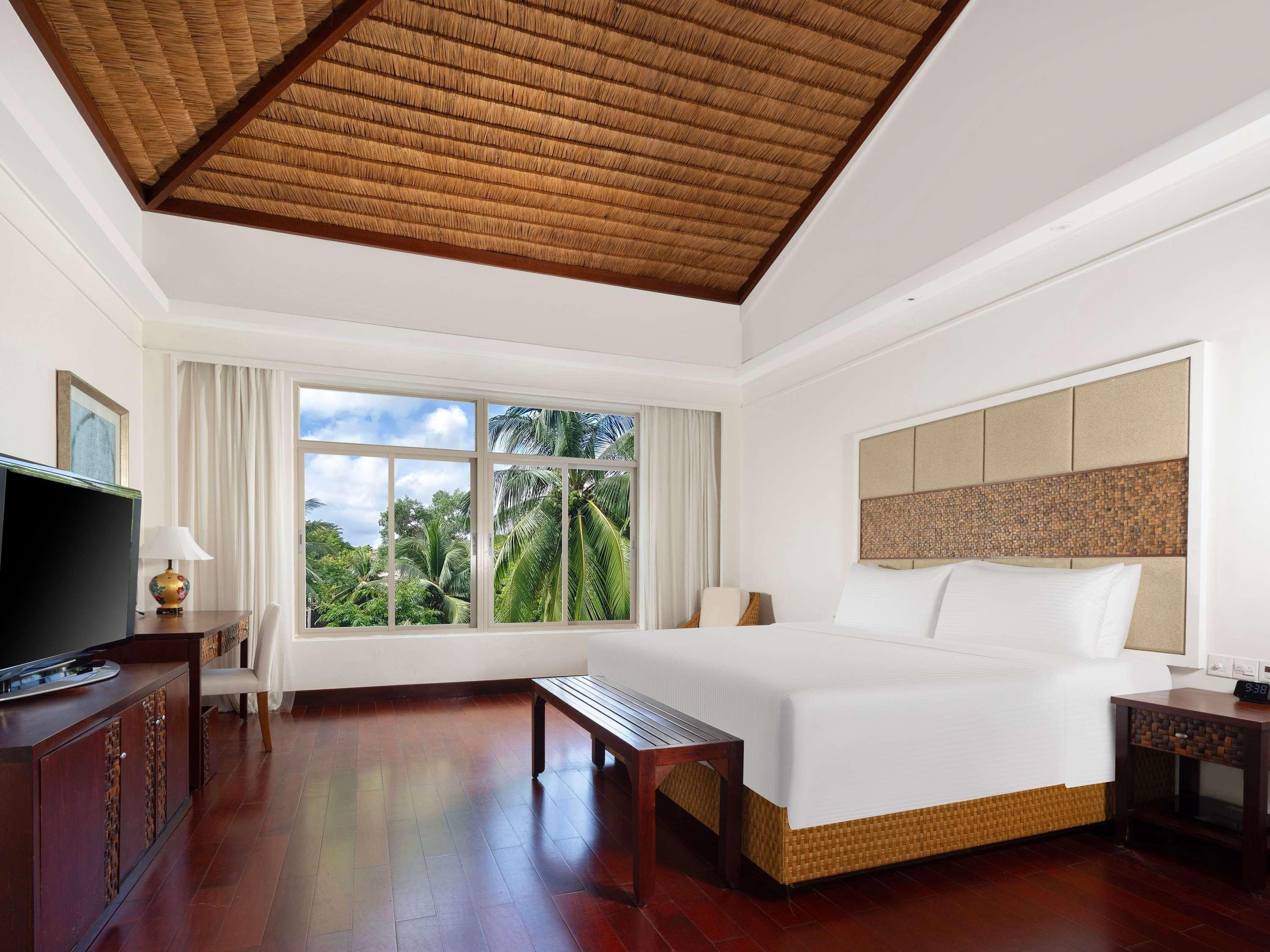 DELUXE, KING BED, POOL VIEW