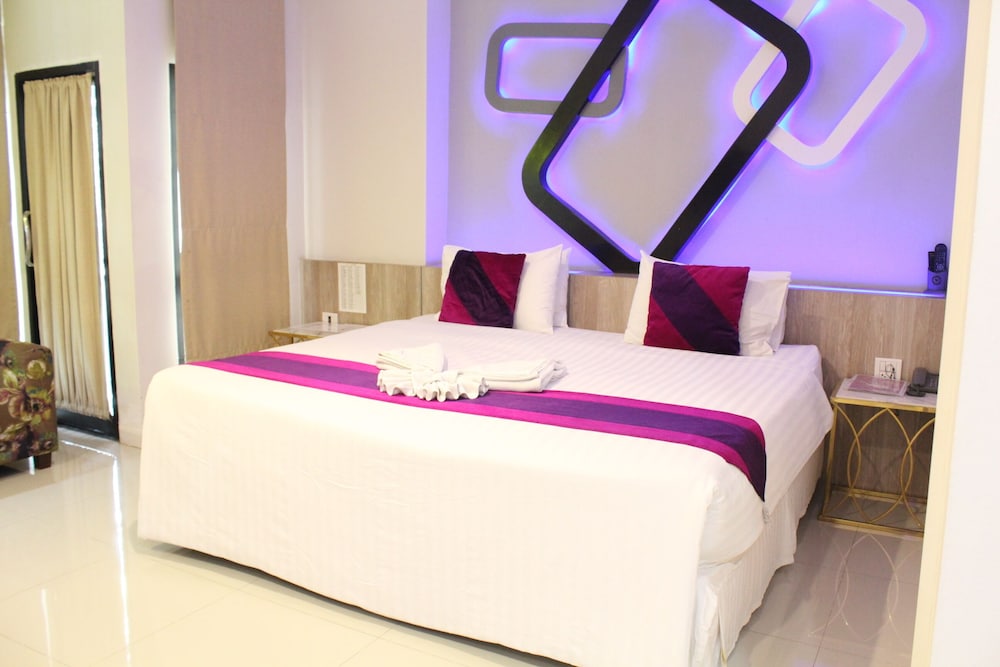 DELUXE, TWIN BEDS