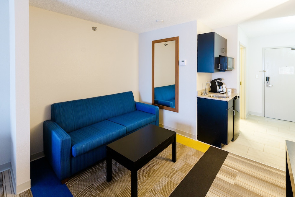 Holiday Inn Express Hotel Suites Shelbyville 32/44