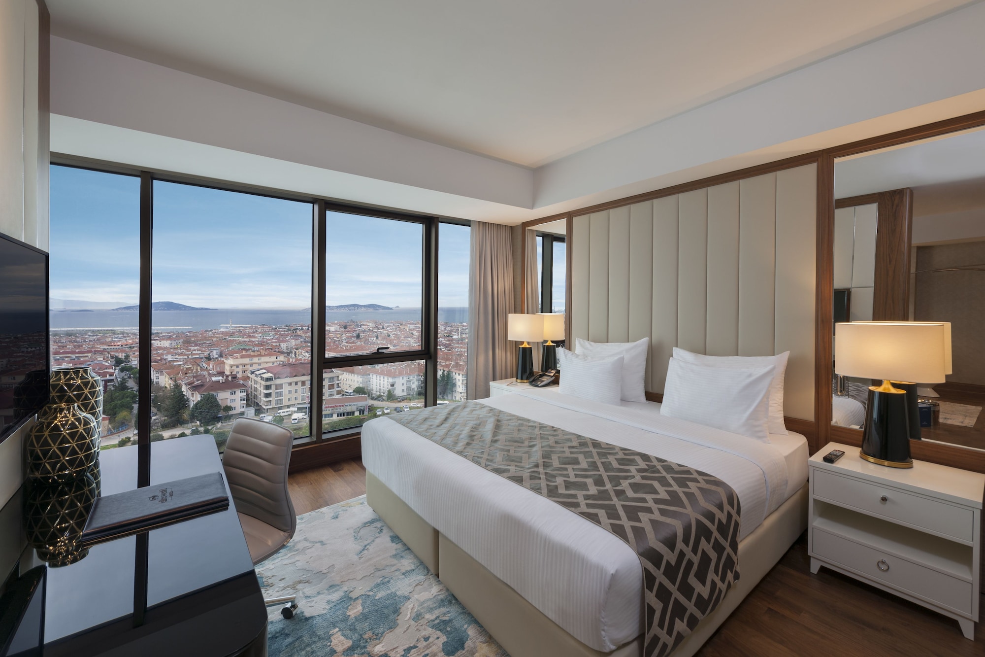 SUITE, KING BED, SEA VIEW