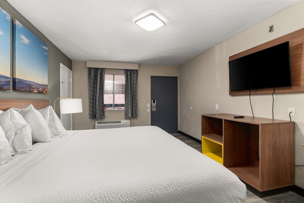 ROOM, KING BED