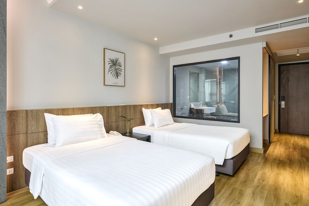 THE EXTRA ROOM WITH BATHTUB