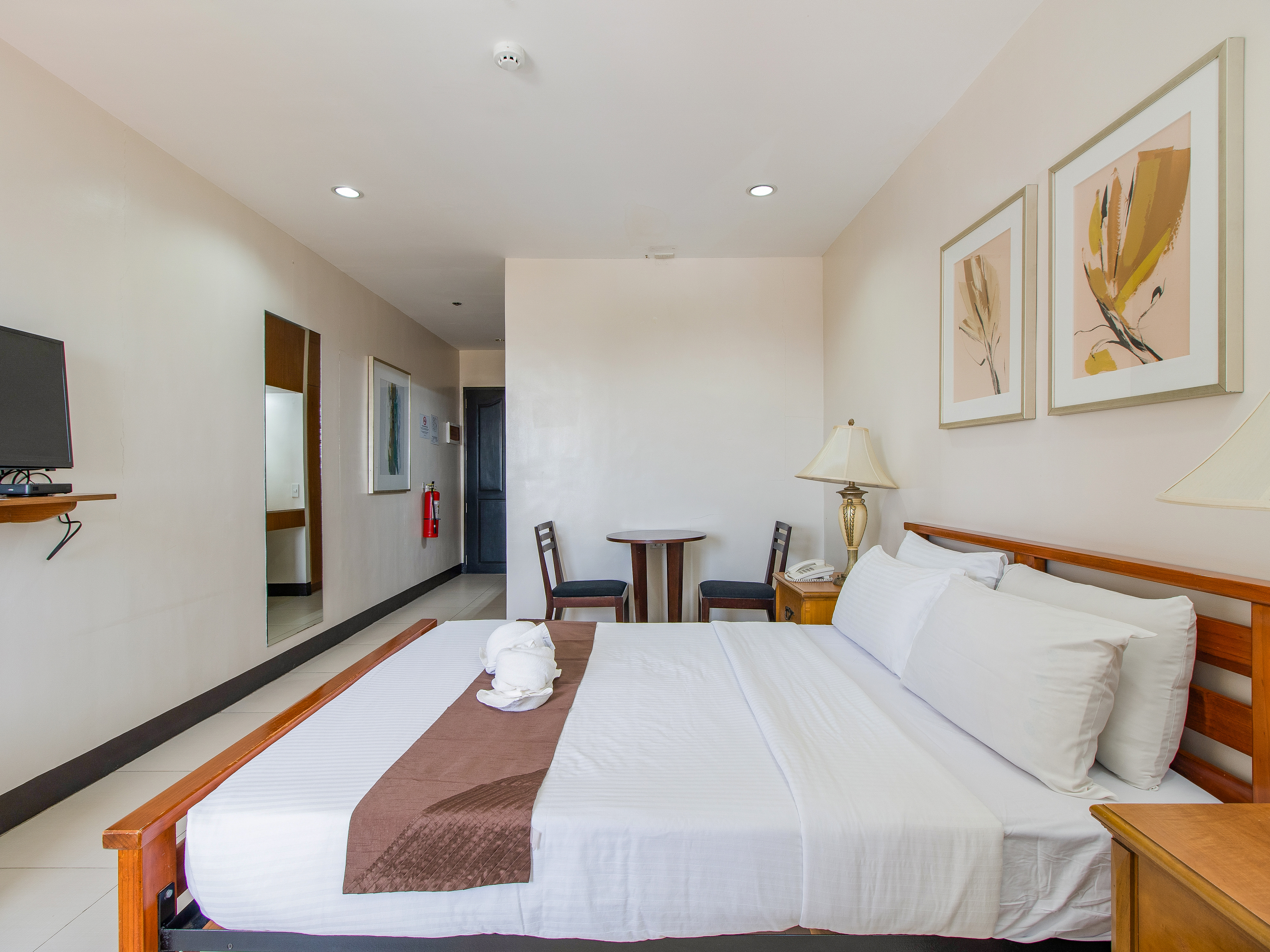 غرفة بسرير كوين، Main Hotel And Suites 3/10