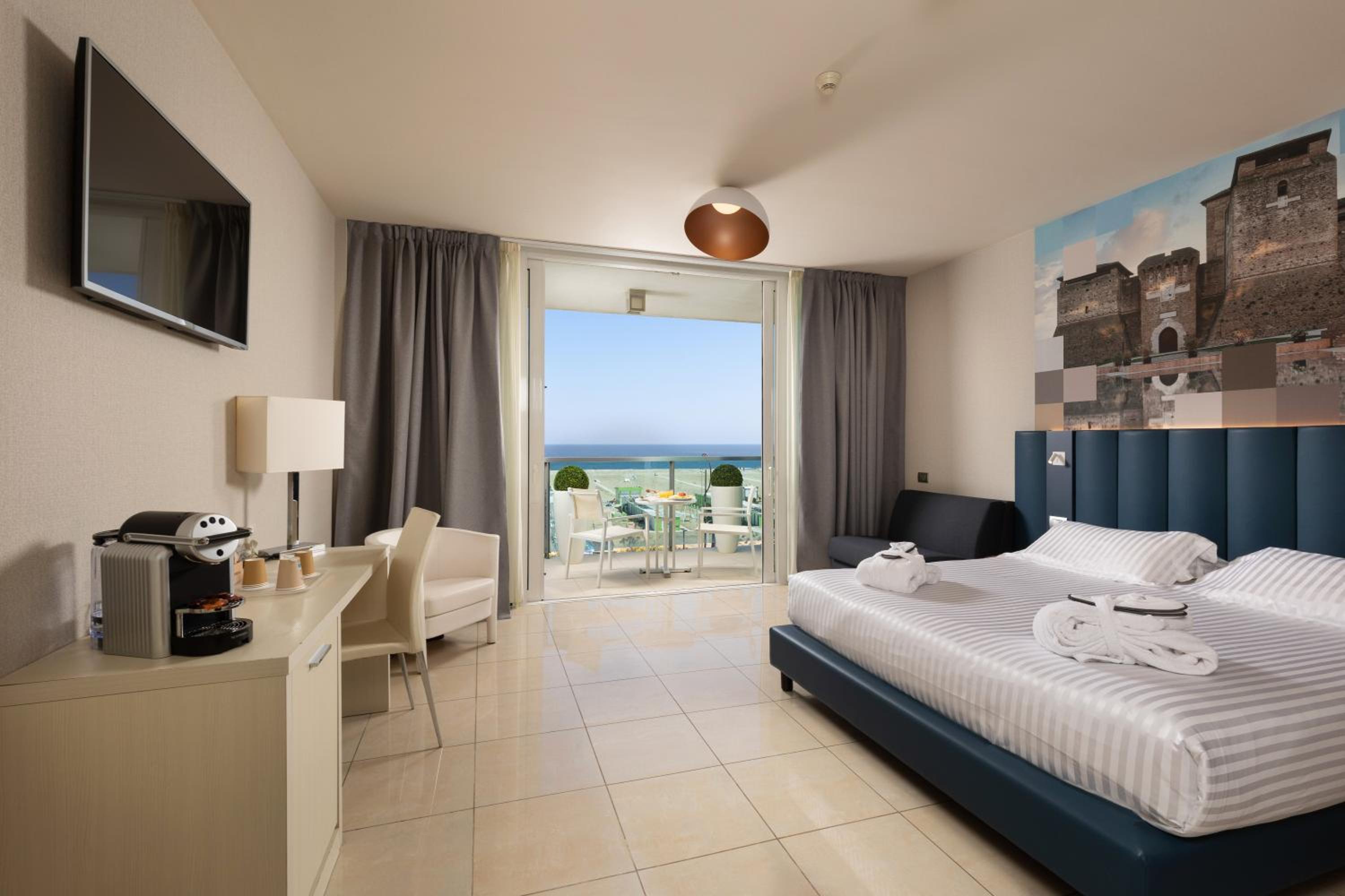 Privilege, 1 Double and 1 Single Bed, Sea Front