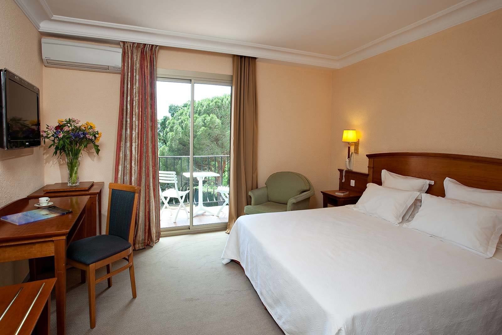 Superior, Queen Bed, South Wing