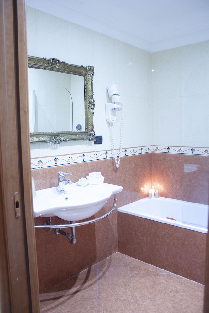 Caroline Suite 18/35
