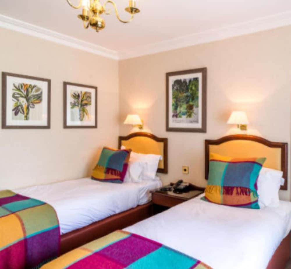 ROOM, TWIN BEDS