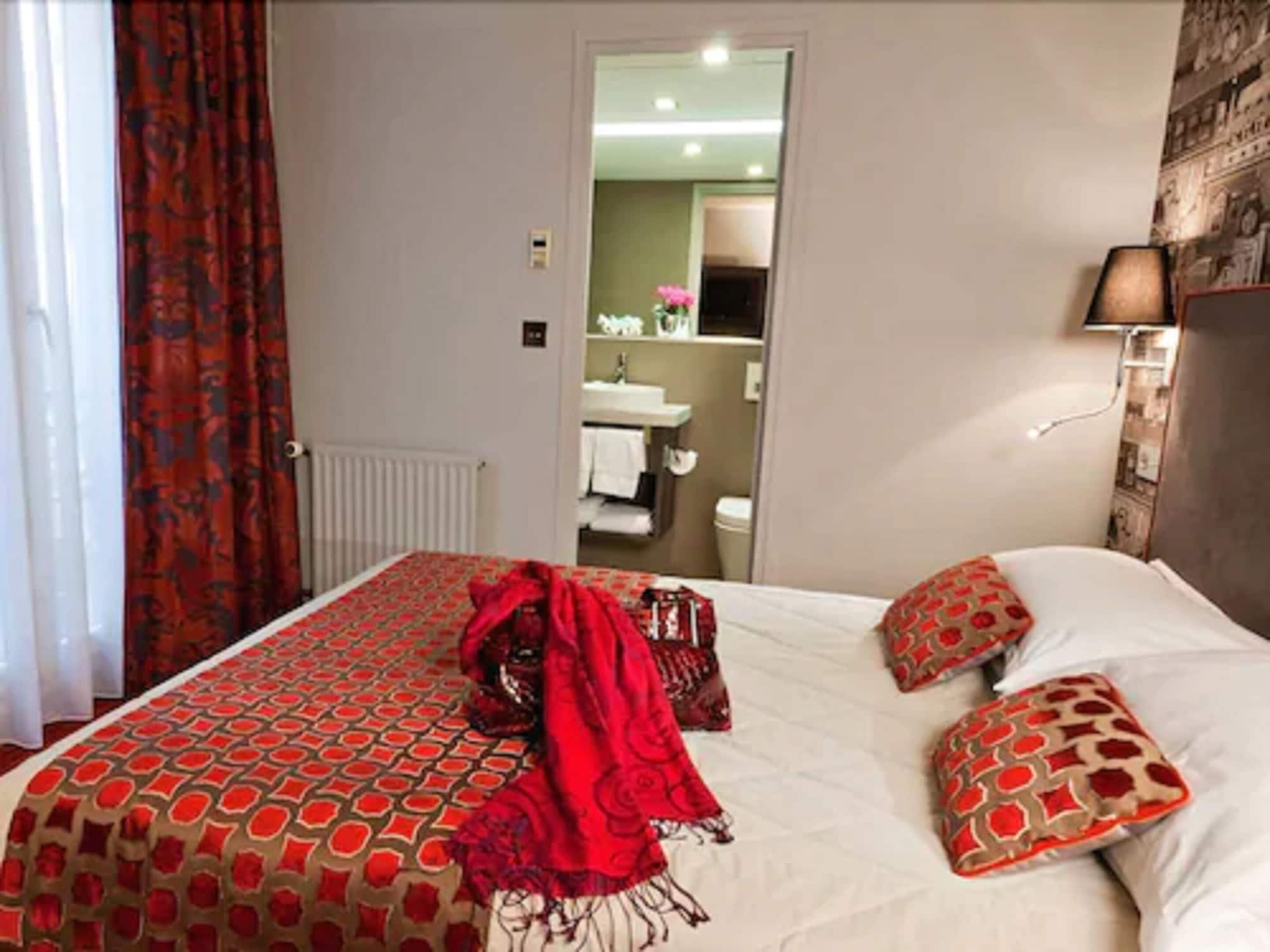 DELUXE, DOUBLE OR TWIN BED