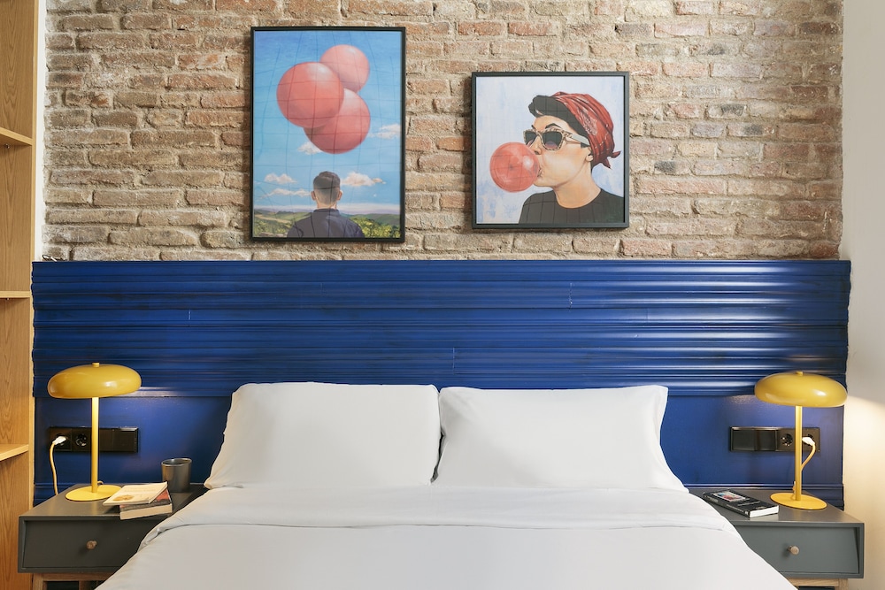 Arte Suites By Olala Homes 4/25